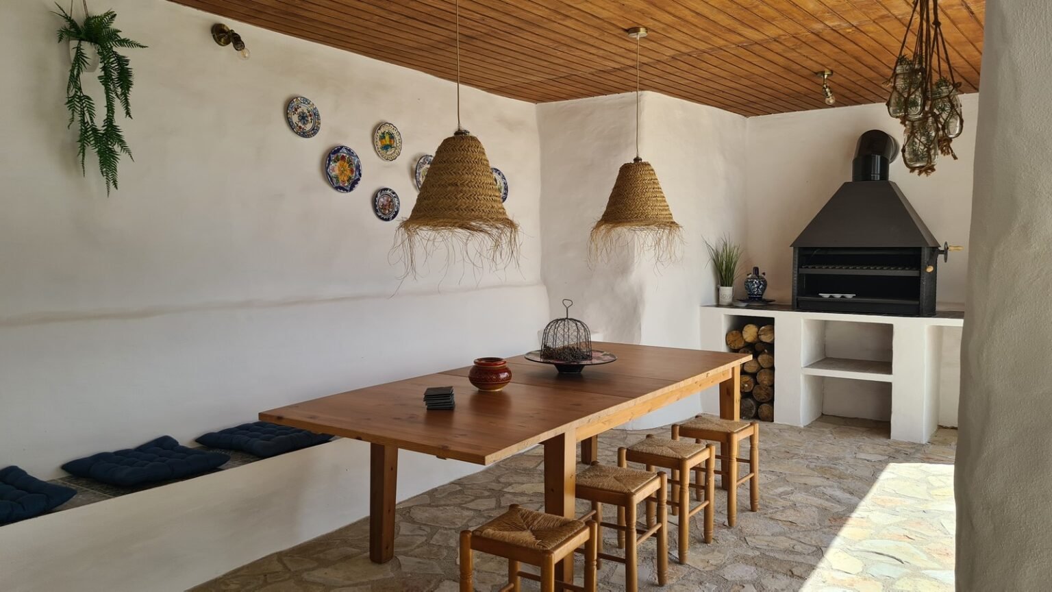 Cuevas Vive el Sueño website, showing its cave houses and cortijo